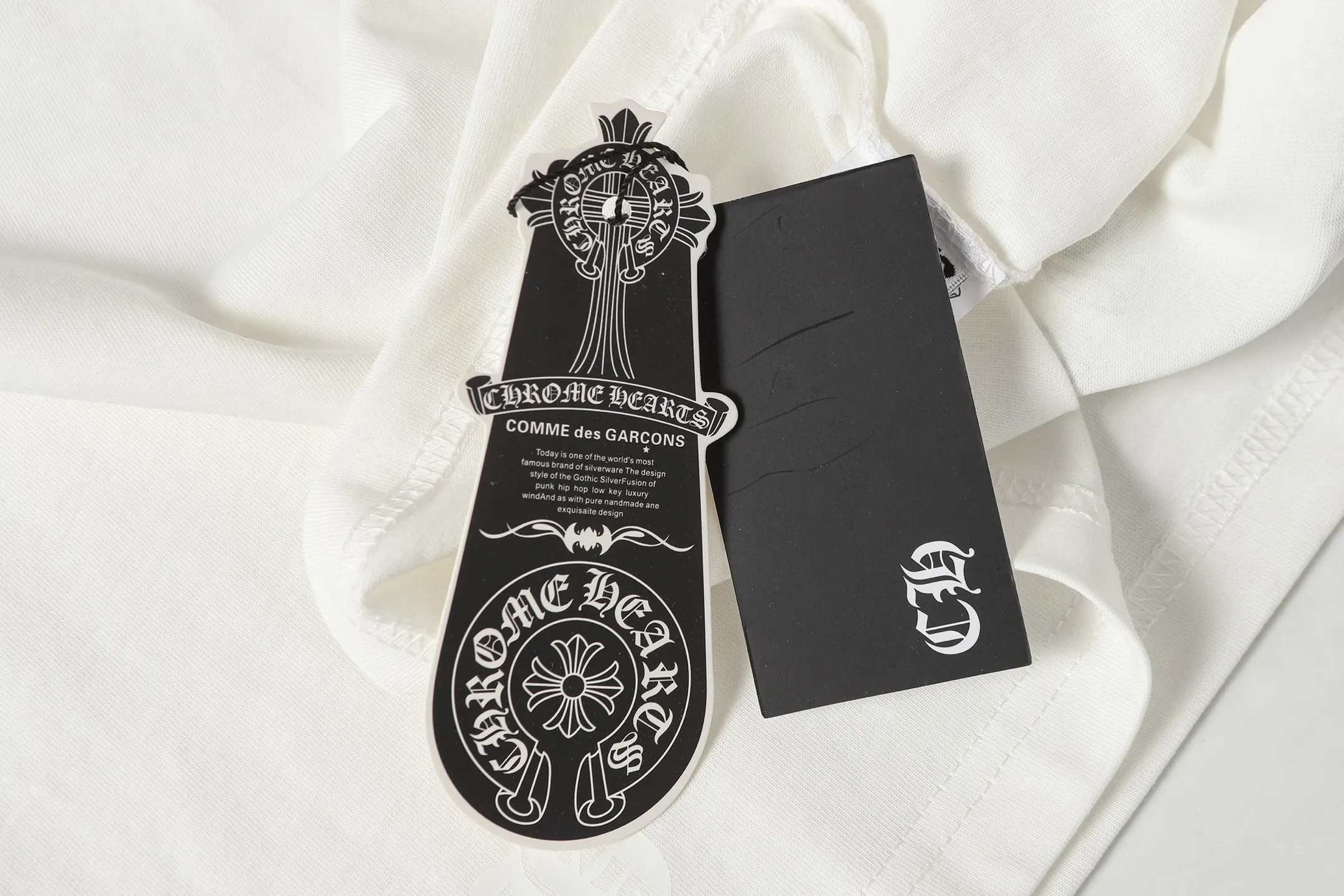 P160 Chrome Hearts CH Chrome Hearts Colorful Horseshoe Sanskrit Letter Printed Short Sleeve T-shirt Uses direct injection imported machine printing Hardware and accessories are milled and customized Correct configuration Black 2025 Chrome Hearts authentic packaging 260 grams of custom-dyed double yarn cotton Large version Loose and stylish Differentiated from low version slim and long version The upper body stretches the hips 100% commitment: top quality Not fast food The highest version on the market Top quality - different from the ordinary versions on the market If you care about quality, you should also respect the price. Absolutely 0 after-sales service and 0 return rate so far. It’s hard not to love the style - 260g double yarn cotton custom dyed fabric - Correct high-density main mark, washed tag, hand-sewn